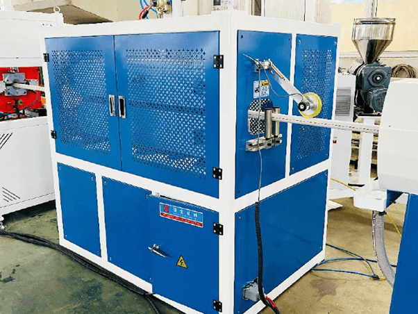 خط سحب أنابيب PVC الخاصة بالصرف الصحي - الصورة 3