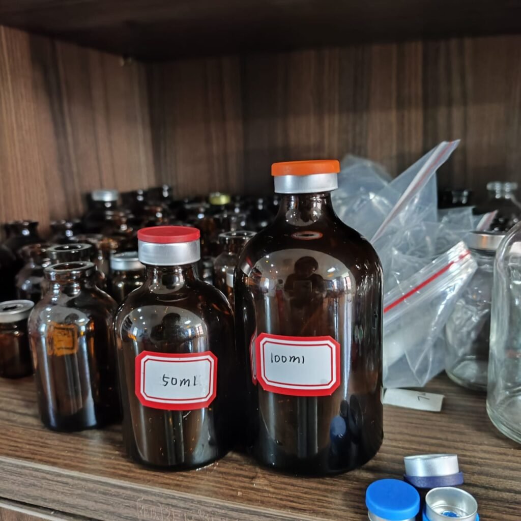 فيالات وعبوات زجاجية عسلية للمحاليل والأدوية البيطرية | زجاج مقاوم عالي الجودة USP Type II من الشركة السورية لتوريد الآلات